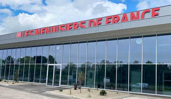Bâtiment et showroom Les Menuisiers de France à Mérignac Bordeaux, fabricant de menuiseries PVC aluminium et bois en Gironde 33