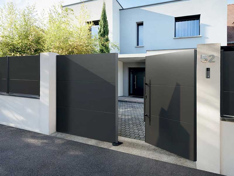 Portail et clôture aluminium contemporains à Mérignac