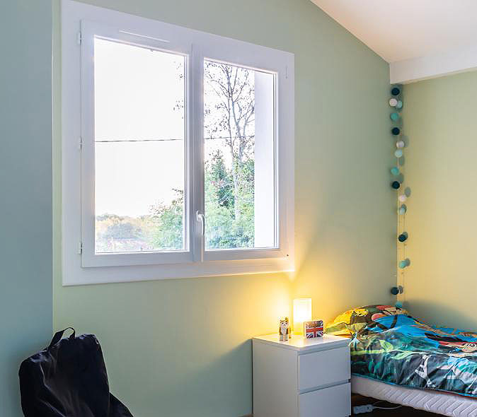 Fenêtre PVC blanche oscillo-battante dans chambre d'enfant lumineuse à Bordeaux