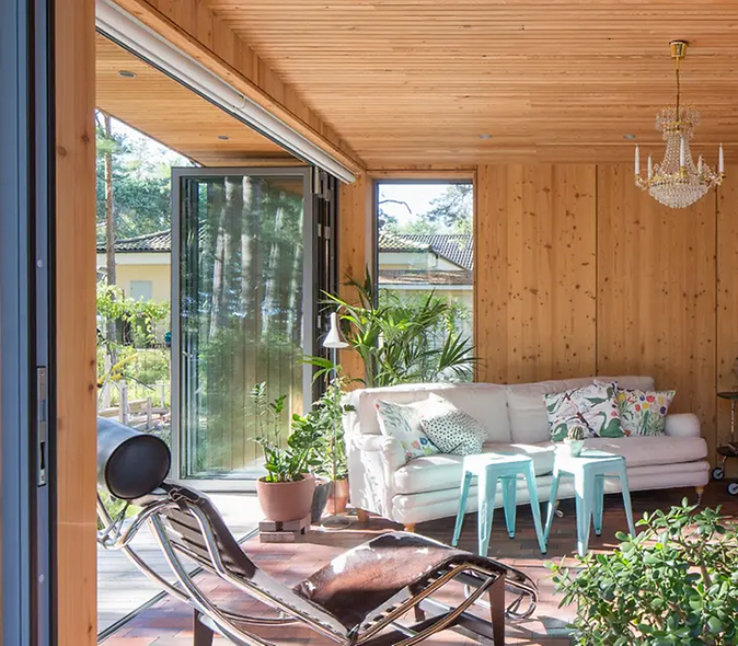  Maison contemporaine jaune en Gironde avec grandes ouvertures PVC et véranda 