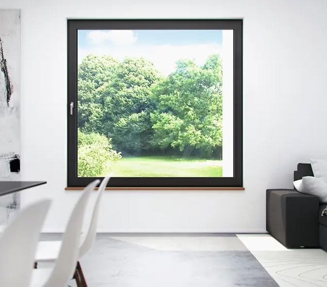 Fenêtre PVC anthracite avec volet roulant intégré dans une cuisine moderne à Bordeaux