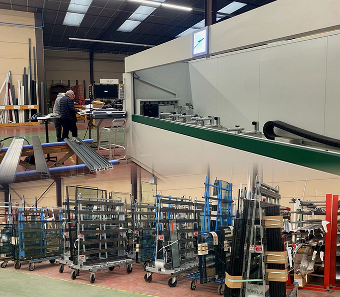 Fenêtre PVC blanche oscillo-battante dans chambre d'enfant lumineuse à Bordeaux
