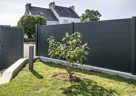 Clôture aluminium gris anthracite à lames horizontales pleine, design moderne et occultant, avec portillon intégré et pilier, ambiance contemporaine sécurisée en Gironde.
