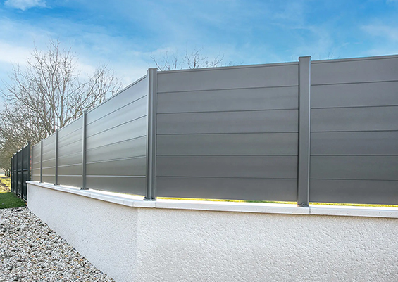 Clôture alu gris clair à lames horizontales jointives pleine, design épuré, style contemporain sécurisé en Gironde.