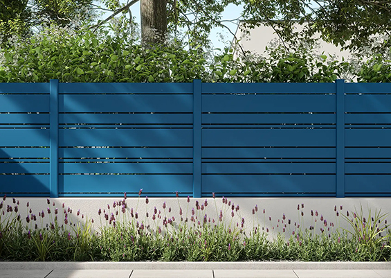 Clôture alu bleu turquoise ajourée à lames horizontales, couleur vive tendance pour extérieur en Gironde.