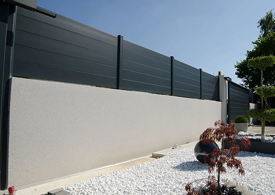 Clôture aluminium gris anthracite pleine à lames horizontales sur muret béton texturé, design moderne en Gironde.