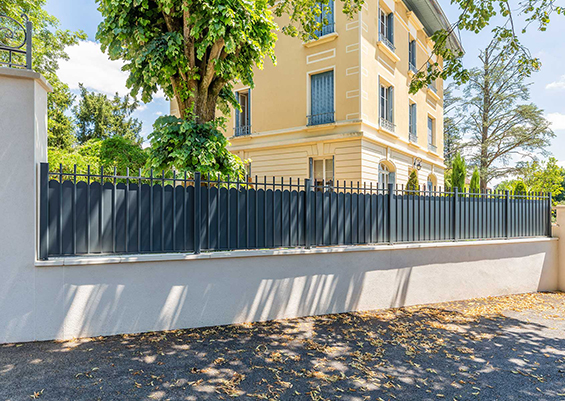 Clôture alu gris anthracite ajourée à lames horizontales espacées, style sécurisé et aéré pour propriété en Gironde.