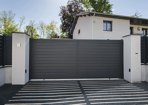  Portail aluminium gris anthracite à lames horizontales modernes pour une entrée élégante et contemporaine en Gironde.