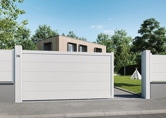 Portail alu blanc contemporain à lames horizontales pleines, installé devant une maison contemporaine en région bordelaise.