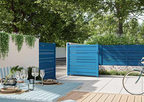 Portail aluminium bleu turquoise moderne à lames horizontales ajourées, ambiance terrasse et jardin contemporain, couleur vive et tendance.