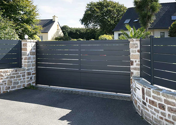 Portail aluminium design gris anthracite ajouré, entrée contemporaine d'une villa moderne