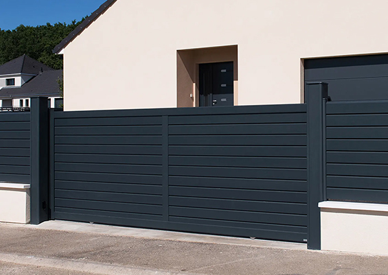 Portail alu gris anthracite battant ajouré à lames horizontales type persienne, entrée élégante et sécurisée d'une propriété en Gironde.