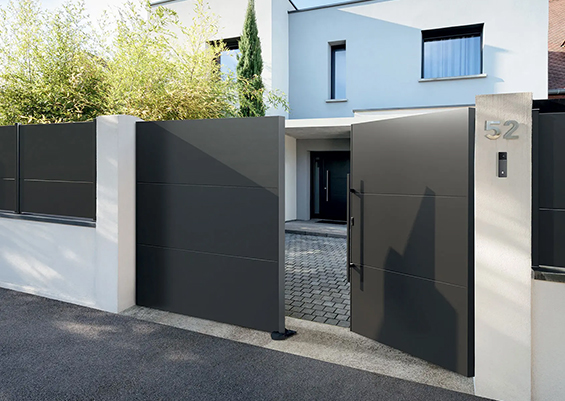 Portail alu battant gris anthracite plein avec lames horizontales, design moderne, style sécurisé et esthétique pour Bordeaux.