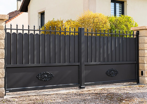 Portail aluminium gris anthracite battant avec motifs décoratifs ornementaux en bas, style semi-classique moderne pour maison à Bordeaux.