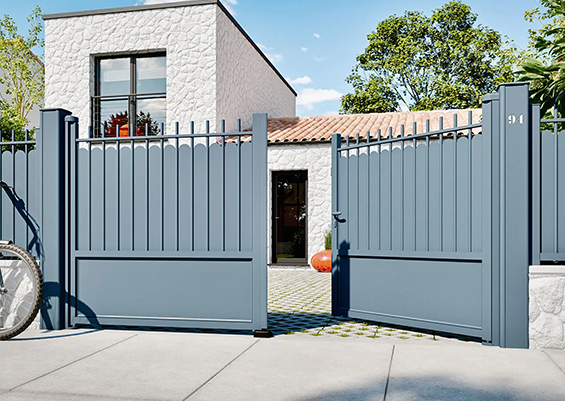 Portail aluminium gris anthracite battant avec motifs décoratifs ornementaux en bas, style semi-classique moderne pour maison à Bordeaux.