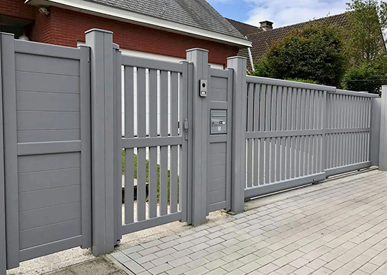 Portail alu gris clair battant avec lames horizontales ajourées, design moderne devant une maison à Merignac.