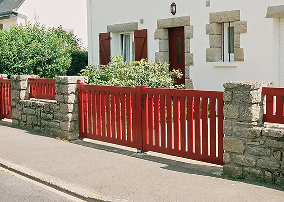Portail aluminium rouge battant à lames verticales style traditionnel.