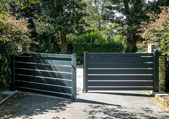 Portail aluminium gris anthracite battant style persienné à lames horizontales, en Gironde.
