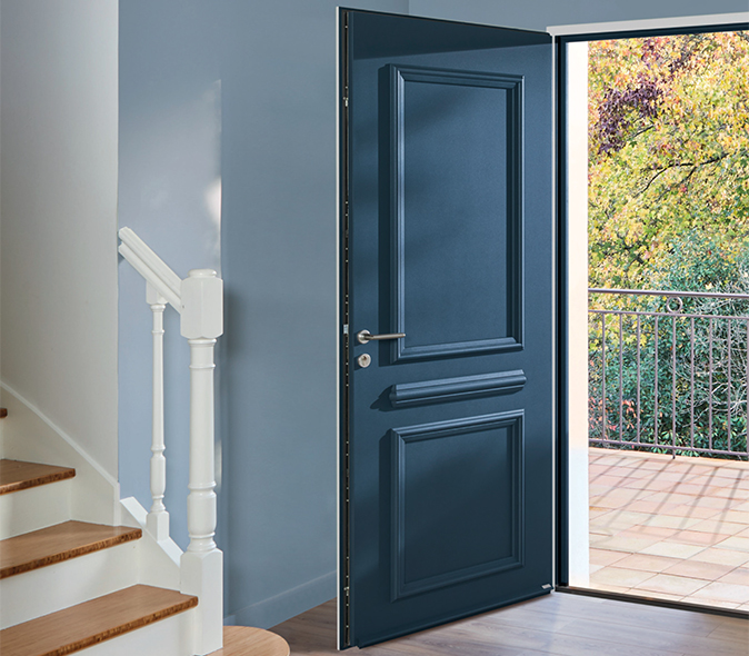 Porte d’entrée en acier bleu foncé de style classique, vue depuis l’intérieur d’une maison