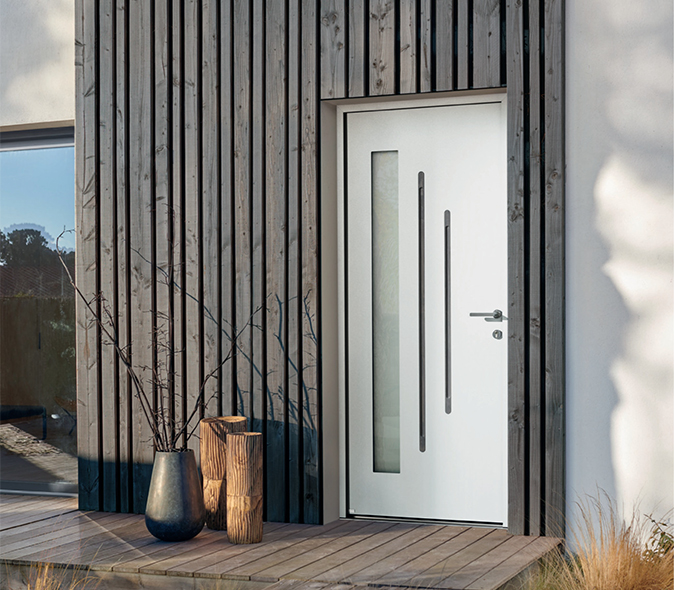Porte d’entrée en aluminium blanche contemporaine avec vitrage vertical et barre de tirage