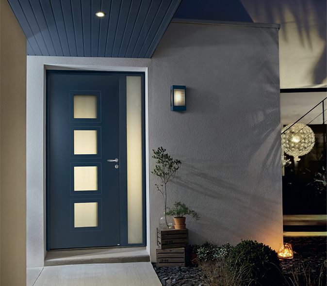 Porte d’entrée en aluminium bleu foncé avec quatre vitrages carrés et fixe latéral vitré