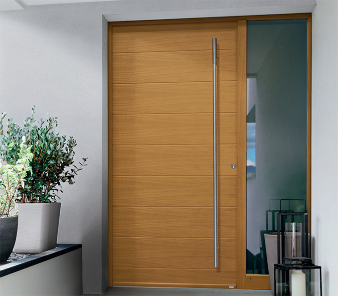 Porte d’entrée en bois naturel au design contemporain avec grande barre de tirage et fixe latéral vitré