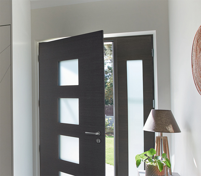 Porte d’entrée mixte bois-aluminium contemporaine avec trois vitrages carrés et fixe latéral vitré