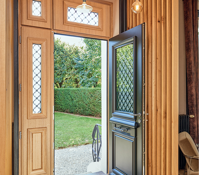 Porte d’entrée mixte bois-aluminium de style traditionnel avec vitrage décoratif, vue depuis l’intérieur