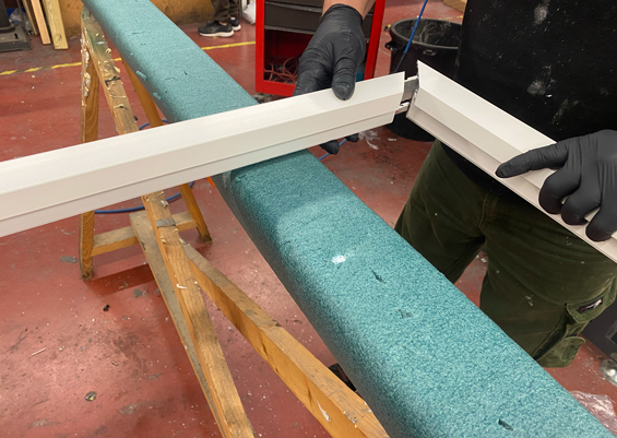  Assemblage d’une baie coulissante aluminium sur mesure dans l’atelier de Mérignac